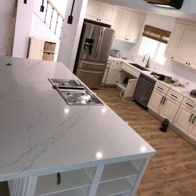 Controsoffitti in quarzo bianco Calacatta per cucina